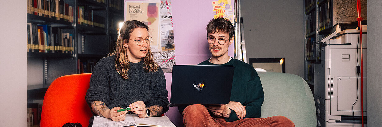 Studierende beim gemeinsamen Lernen 