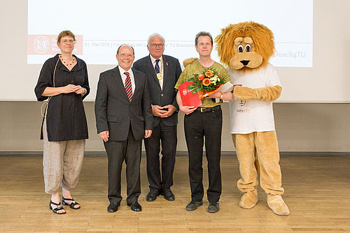 Lehre und Studierende mit Präsident und Vizepräsidentin auf der Bühne