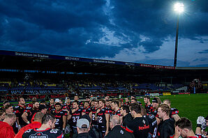 Das Team der New Yorker Lions steht im Eintracht-Stadion.