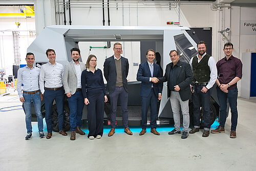 Der KBA-Präsident besuchte am 3. Dezember 2025 das NFF in Braunschweig (v.l.n.r): Niklas Heise, Jannes Iatropoulos, Philip Wallis, Emma Strenge, Thies Weinand (Teamleiter und Projektmanager „Typgenehmigung – Autonomes Fahren“ KBA), KBA-Präsident Richard Damm, Prof. Roman Henze, Dr.-Ing. Maximilian Flormann, Henrik Münchhausen.