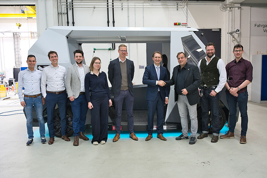 Der KBA-Präsident besuchte am 3. Dezember 2025 das NFF in Braunschweig (v.l.n.r): Niklas Heise, Jannes Iatropoulos, Philip Wallis, Emma Strenge, Thies Weinand (Teamleiter und Projektmanager „Typgenehmigung – Autonomes Fahren“ KBA), KBA-Präsident Richard Damm, Prof. Roman Henze, Dr.-Ing. Maximilian Flormann, Henrik Münchhausen.