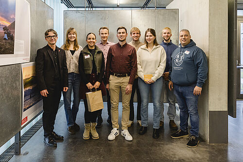 Gruppenfoto der Sieger*innen des Fotowettbewerbs mit TU-Vizepräsident Knut Baumann und Francesco Ducatelli, Leiter des Mobilitätsbüros.