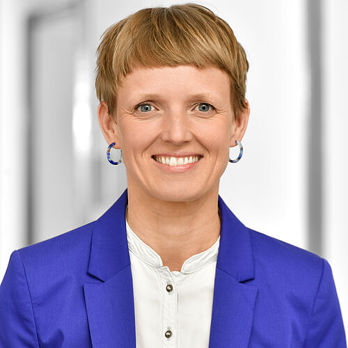 Das Portraitfoto zeigt den Alumna Anne Hage