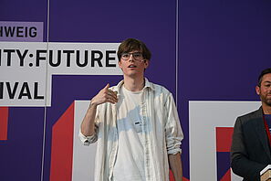 Ein Referent auf der Bühne des UFF