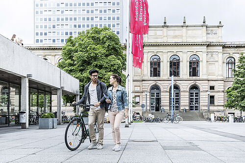 Studierende auf dem Forumsplatz