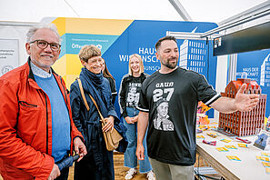 Jeremias Othman (HdW) führt Prof. Angela Ittel (Präsidentin der TU Braunschweig) und Prof. Frank Ordon (Präsident des Julius Kühn-Instituts) durch das Zelt der ForschungRegion.