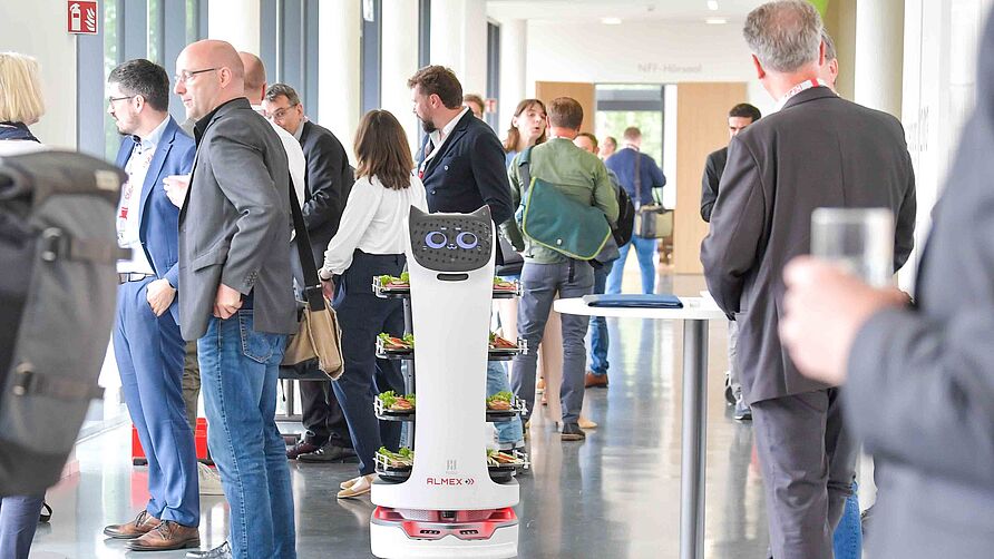 Roboter unterstützen beim Catering während der Tagung am 2. Juni 2023 in Braunschweig.