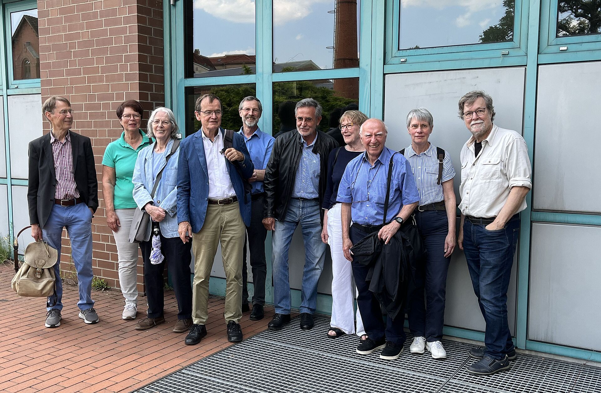 Zu sehen sind Biotechnologie-Alumni und Prof. Dr. Stefan Dübel (rechts) vor dem Biotechnikum der Abteilung Biotechnologie des Instituts für Biochemie, Biotechnologie und Bioinformatik am 8. Juni 2024.
