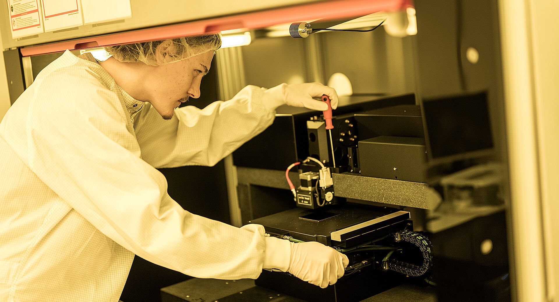 Vladislav Agluschewitsch at the laser lithography system