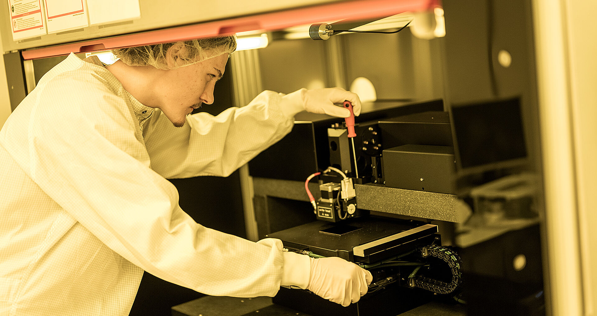 Vladislav Agluschewitsch at the laser lithography system