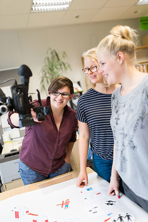 Studierende arbeiten mit einer Videokamera