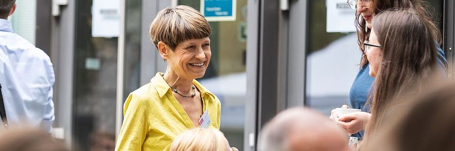 Angela Ittel spricht mit Angehörigen der TU Braunschweig