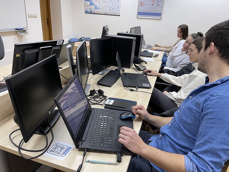 Die gemeinsamen Online-Vorlesung wurde auch in den Seminarraum an der Universität Zagreb übertragen.