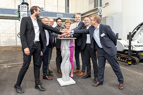 Start für die Digital Construction Site: TU-Präsidentin Angela Ittel, Dr. Neven Josipovic, CIO der Stadt Braunschweig und die am Projekt beteiligten Professoren Norman Hack, Patrick Schwerdtner, Harald Kloft, Dirk Lowke, Markus Gerke und Dr. Thorsten Leusmann (v.l.). 