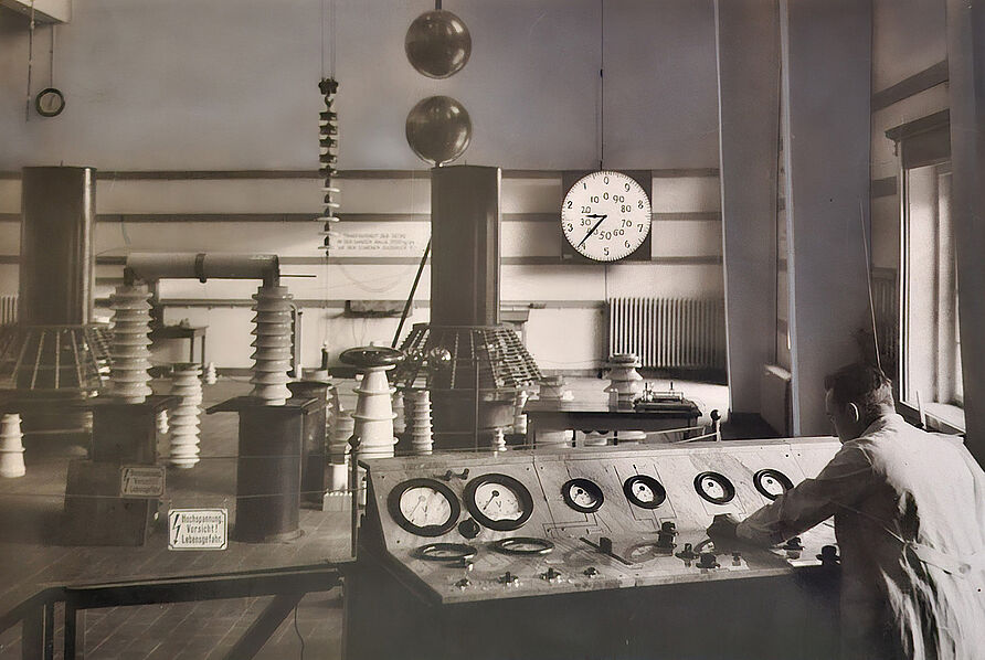 Schaltpult mit Tesla-Trafo, große Versuchshalle 1929. 