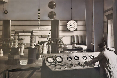Schaltpult mit Tesla-Trafo, große Versuchshalle 1929. 