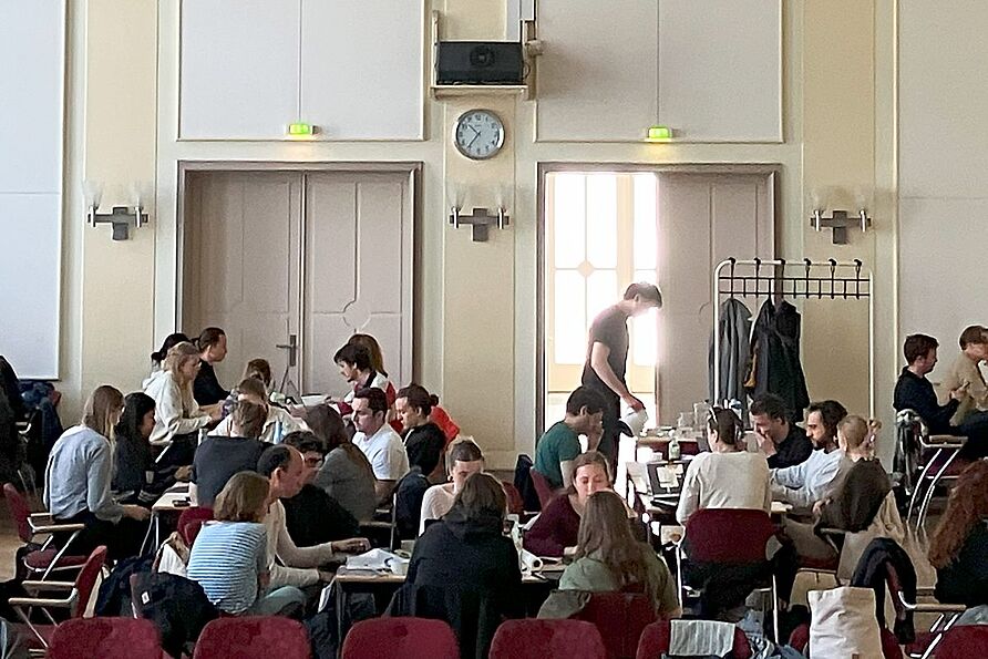 Zum Auftakt des Wettbewerbs des Wissensnetzwerks Stadt und Handel (WSH) fanden eine Konferenz und ein Entwurfsworkshop in Berlin statt, bei dem Studierende mehrerer Hochschulen gemeinsam an Ideen für neue Räume für Kinder und Jugendliche in Innenstädten arbeiteten. 