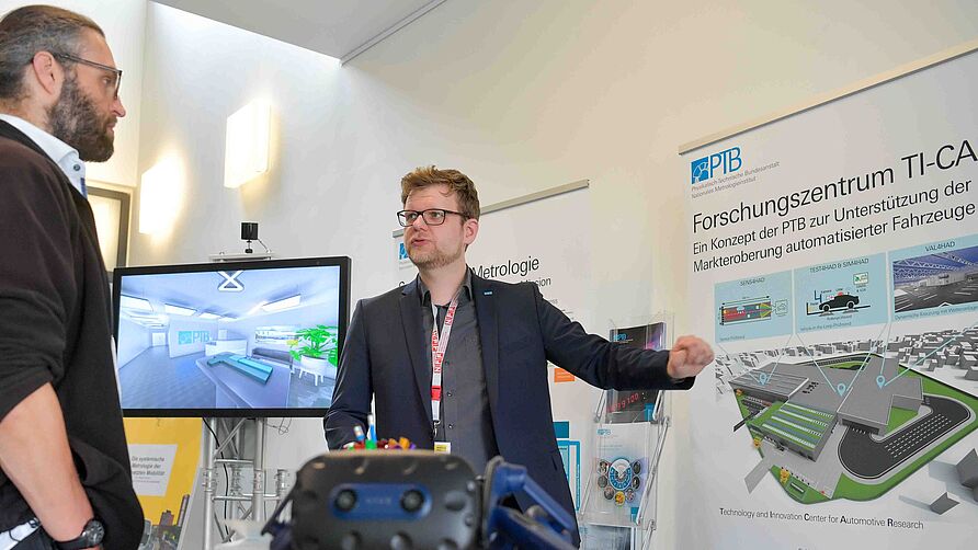 Erläuterung der PTB-Forschung am Ausstellungsstand während der Tagung am 2. Juni 2023 in Braunschweig.