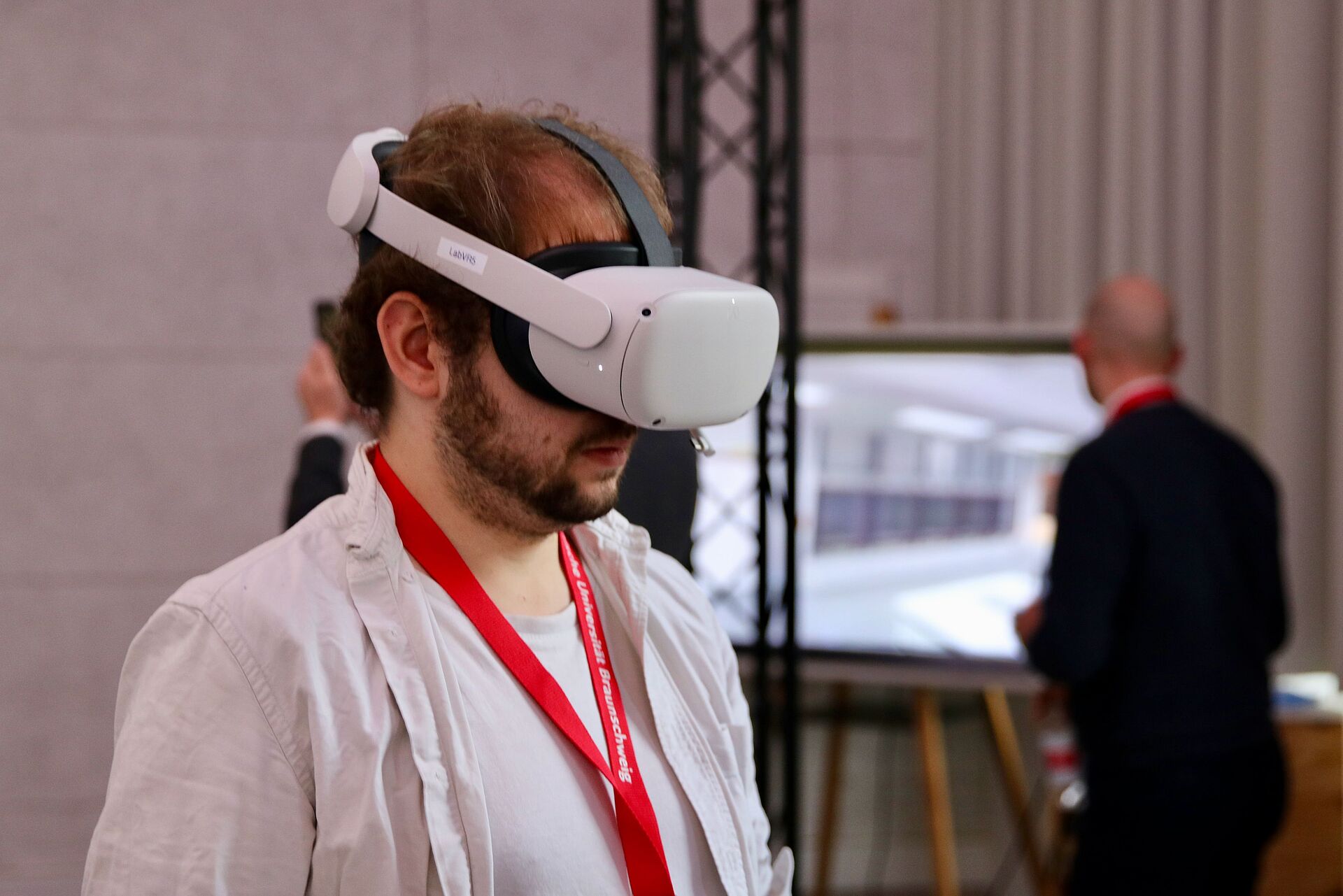Bild von einer Person mit VR-Brille