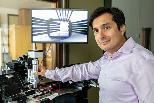 Professor Vadim Issakov forscht als Experte für Chipdesign an einer neuen Generation von Radarsensoren.