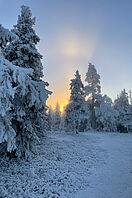Verschneite Winterlandschaft in Finnland. 
