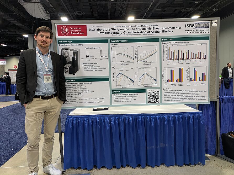 Johannes Büchner vor wissenschaftlichem Poster