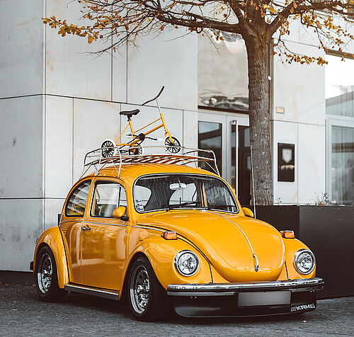 Ein gelber Volkswagen Käfer