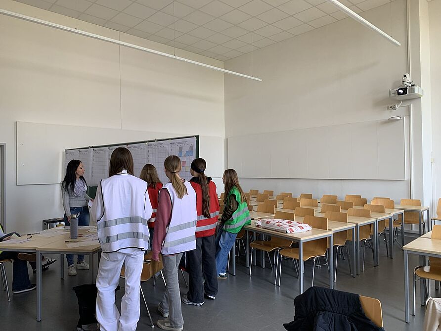 Teilnehmerinnen und Organisatoren des Girls Day 2026 im IBB im Planspiel