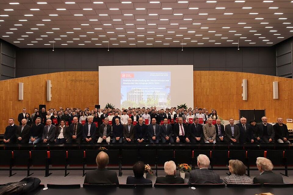 Gruppenbild der Studierenden mit Professor*innen