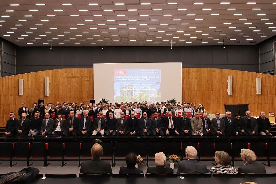 Gruppenbild der Studierenden mit Professor*innen