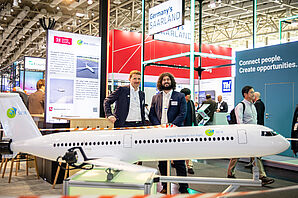 Dr. Lutz Bretschneider und Valerio Mosca mit dem skalierten Flugzeugmodell CLIME
