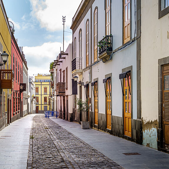 Straße mit alten, malerischen und charmanten Häusern in leuchtenden Farben in der Stadt Las Palmas de Gran Canaria auf den Kanarische Inseln. 