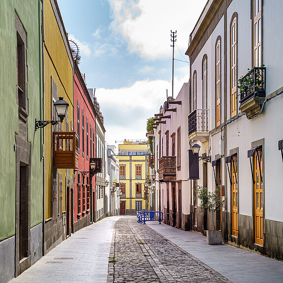 Straße mit alten, malerischen und charmanten Häusern in leuchtenden Farben in der Stadt Las Palmas de Gran Canaria auf den Kanarische Inseln. 