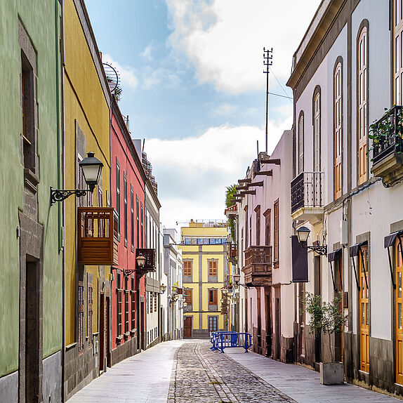 Straße mit alten, malerischen und charmanten Häusern in leuchtenden Farben in der Stadt Las Palmas de Gran Canaria auf den Kanarische Inseln. 