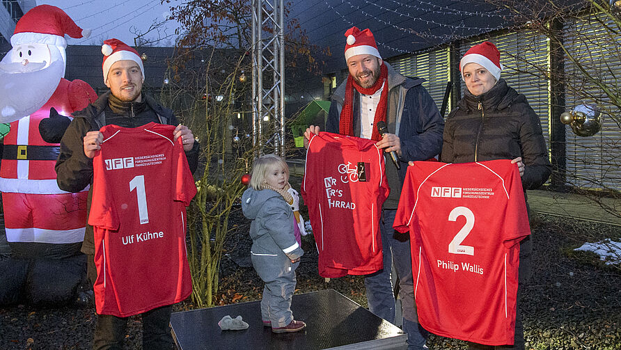 NFF-Nikolausfeier: EHrung der drei besten Stadtradler mit NFF-Sonderttrikot