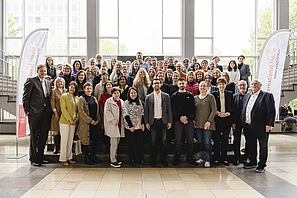 Gruppenfoto mit allen Gästen während der Feier zum 50-jährigen Jubiläums des Sprachenzentrums.