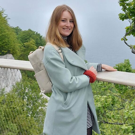 Das Bild zeigt Alumna Dana Tholen.