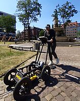 Doktorandin Madhuri Sugand bei der Durchführung der Bodenradarmessungen auf dem Hagenmarkt 