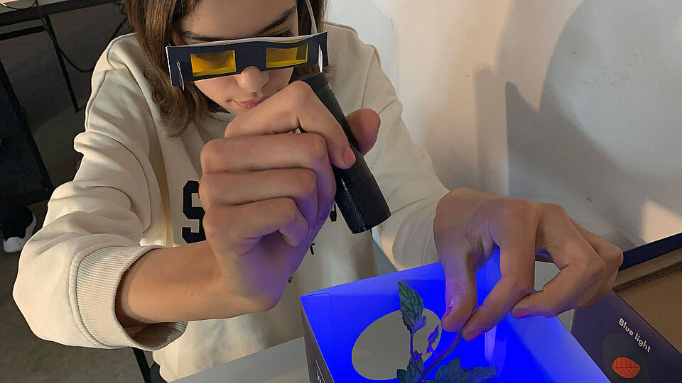 Person beim Arbeiten im Helipod Projekt