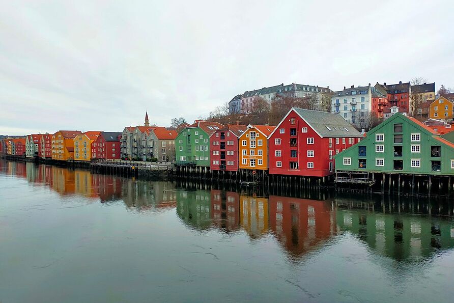 Die charmante Altstadt „Bakklandet“ ist bekannt für ihre bunten Holzhäuser.