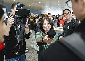 Ein Kamerateam interviewt einen internationalen Studierenden.