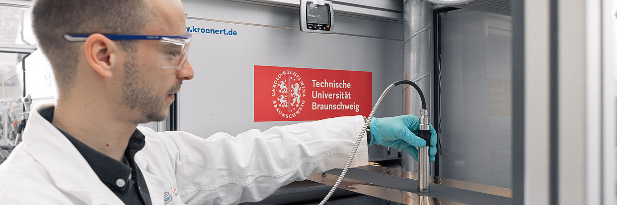 Elektrode am Ende des Trockners mit Farbmessgerät 