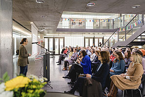 Dr. Maike Engelhardt, Vorsitzende des Arbeitskreises der Sprachenzentren an Hochschulen e.V., hält eine Rede zur Eröffnung der Jubiläumsfeier des Sprachenzentrums.