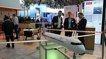 Maximilian Bien und Patrick Meyer zusammen mit dem nds. Minister für Wissenschaft und Kultur Falko Mohrs