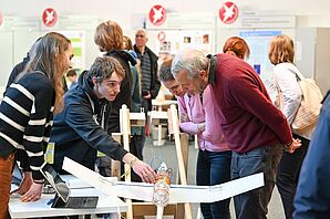 Marielle Elfers and Simon Kawohl demonstrate their project "Comfortable Flying - Without Shaking"