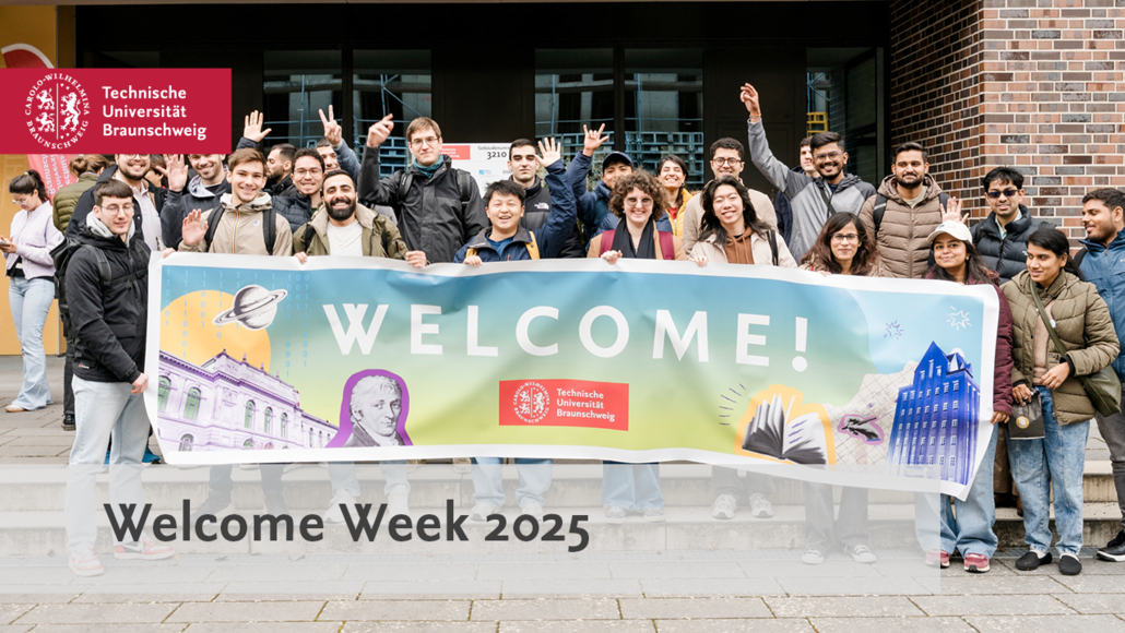 Gruppe Internationaler Studierender hält ein Plakat mit der Aufschrift "Welcome". Auf dem Foto steht "Welcome Week 2025".