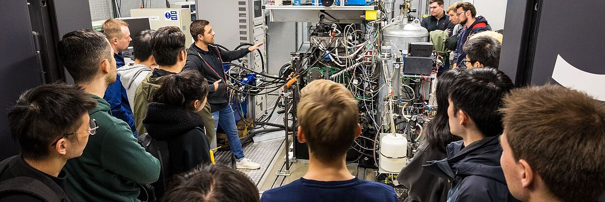 Feuer und Flamme für die Wissenschaft: In lockerer Atmosphäre haben Studierende der die Möglichkeit, dass NFF, seine Infrastruktur und Mitgliedsinstitute persönlich kennenzulernen. 