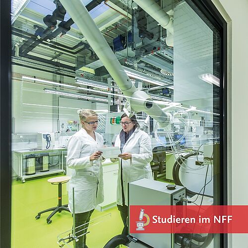 Zwei Laborantinnen im NFF-Labor bei der Arbeit