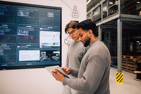 Studierende in der Battery LabFactory Braunschweig BLB