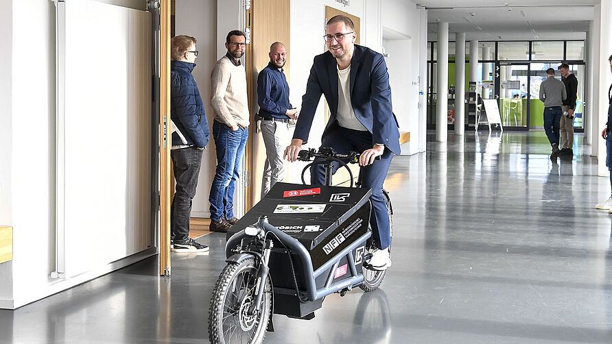 Wissesnchaftler fährt mit Lastenfahrrad durch das NFF